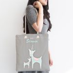 - Canta-4581-1 - Realhomes Realhomes Gri Zeminde Unicorn Geyikler Tasarımlı Kumaş Plaj Çantası Realhomes