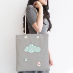 - Canta-4611-1 - Realhomes Gri Zemin Mavi Bulut Desenli Özel Tasarımlı Dijital Baskılı Kumaş Plaj Çantası Realhomes
