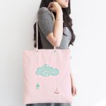 - Canta-4612-1 - Realhomes Pembe Zemin Mavi Bulut Desenli Özel Tasarımlı Dijital Baskılı Kumaş Plaj Çantası Realhomes