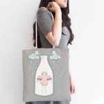 - Canta-4616-1 - Realhomes Gri Zemin Şişe İçinde Baykuş Özel Tasarımlı Dijital Baskılı Çocuk Odası Kumaş Plaj Çantası Realhomes