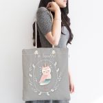 - Canta-4622-1 - Realhomes Gri Zemin I'm Beautiful Yazılı Baykuş Motifli Dijital Baskılı Çocuk Odası Kumaş Plaj Çantası Realhomes