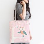 Pembe Zemin Ağaç Dalında Baykuş Motifli Dijital Baskılı Çocuk Odası Kumaş Plaj Çantası Realhomes