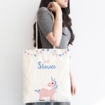 - Canta-4632-1 - Realhomes Beyaz Zemin Baby Shower Yazılı Unicorn Desenli Dijital Baskılı Çocuk Odası Kumaş Plaj Çantası Realhomes