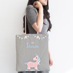 - Canta-4633-1 - Realhomes Gri Zemin Baby Shower Yazılı Unicorn Desenli Dijital Baskılı Çocuk Odası Kumaş Plaj Çantası Realhomes