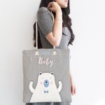 - Canta-4643-1 - Realhomes Gri Zemin Hello Baby Yazılı Ayıcık Desenli Dijital Baskılı Kumaş Plaj Çantası Realhomes