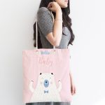 - Canta-4644-1 - Realhomes Pembe Zemin Hello Baby Yazılı Ayıcık Desenli Dijital Baskılı Kumaş Plaj Çantası Realhomes
