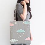 - Canta-4651-1 - Realhomes Gri Zemin Mavi Bulut Desenli Özel Tasarımlı Dijital Baskılı Çocuk Odası Kumaş Plaj Çantası Realhomes
