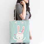 - Canta-4663-1 - Realhomes Yeşil Zemin Şarkı Söyleyen Tavşan Motifli Dijital Baskılı Çocuk Odası Kumaş Plaj Çantası Realhomes