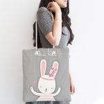 - Canta-4664-1 - Realhomes Gri Zemin Şarkı Söyleyen Tavşan Motifli Dijital Baskılı Çocuk Odası Kumaş Plaj Çantası Realhomes