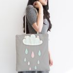 - Canta-4667-1 - Realhomes Gri Zemin Bulut Ve Yağmur Motifli Özel Tasarımlı Dijital Baskılı Kumaş Plaj Çantası Realhomes