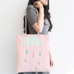 - Canta-4668-1 - Realhomes Pembe Zemin Bulut Ve Yağmur Motifli Özel Tasarımlı Dijital Baskılı Kumaş Plaj Çantası Realhomes