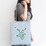 - Canta-4704-1 - Realhomes Mavi Zeminde Atkılı Sevimli Geyik Desenli Dijital Baskılı Kumaş Plaj Çantası Realhomes