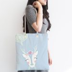 - Canta-4714-1 - Realhomes Mavi Zeminde Hello Baby Yazılı Geyik Desenli Dijital Baskılı Çocuk Odası Kumaş Plaj Çantası Realhomes