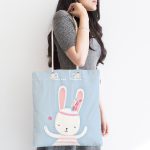 - Canta-4723-1 - Realhomes Mavi Zeminde Şarkı Söyleyen Tavşan Desenli Dijital Baskılı Çocuk Odası Kumaş Plaj Çantası Realhomes
