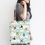 - Canta-4857-1 - Realhomes Realhomes Yeşil Zeminde Uçak Desenli Bulutlar Dijital Baskılı Kumaş Plaj Çantası Realhomes