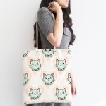 - Canta-4892-1 - Realhomes Realhomes Beyaz Zeminde Kedi Desenli Dijital Baskılı Kumaş Plaj Çantası Realhomes