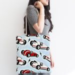 - Canta-4908-1 - Realhomes Realhomes Mavi Zeminde Yarış Arabalı Dijital Baskılı Kumaş Plaj Çantası Realhomes