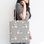 - Canta-4933-1 - Realhomes Gri Zeminde Bulutlara Sarılmış Koala Desenli Dijital Baskılı Kumaş Plaj Çantası Realhomes