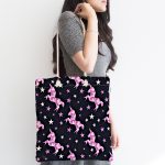 - Canta-4939-1 - Realhomes Realhomes Siyah Zeminde Pembe Yıldız Dijital Baskılı Kumaş Plaj Çantası Realhomes