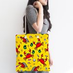 - Canta-4959-1 - Realhomes Sarı Zeminde Sevimli Yengeç Desenli Dijital Baskılı Kumaş Plaj Çantası Realhomes