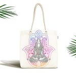 - Canta-5018 - Realhomes Fatma Ana Eli İçerisinde Yoga Yapan Kadın Desenli Kumaş Plaj Çantası Realhomes