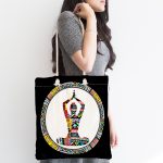 - Canta-5053-1 - Realhomes Siyah Zeminde Yoga Motifli Kumaş Plaj Çantası Realhomes