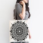 - Canta-5128-1 - Realhomes Beyaz Zeminde Çiçek Mandala Desenli Kumaş Plaj Çantası Realhomes
