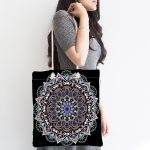 - Canta-5132siyah-1 - Realhomes Siyah Zeminde Pembe Mavi Mandala Desenli Kumaş Plaj Çantası Realhomes