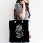 - Canta-5210-1 - Realhomes Siyah Zeminde Beyaz Fatma Ana Eli Motifli Kumaş Plaj Çantası Realhomes