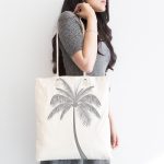 - Canta-5228gri-1 - Realhomes Beyaz Zeminde Gri Palmiye Desenli Kumaş Plaj Çantası Realhomes