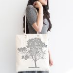 Dekoratif Beyaz Zeminde Gri Ağaç Desenli Kumaş Plaj Çantası Realhomes