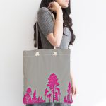 - Canta-5232fusya-1 - Realhomes Realhomes Gri Zeminde Fuşya Ağaç Tasarımlı Kumaş Plaj Çantası Realhomes