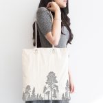 - Canta-5232gri-1 - Realhomes Realhomes Beyaz Zeminde Gri Ağaç Tasarımlı Kumaş Plaj Çantası Realhomes