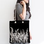 - Canta-5233-1 - Realhomes Siyah Zeminde Beyaz Ve Gri Çiçek Temalı Özel Tasarım Kumaş Plaj Çantası Realhomes