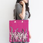 Fuşya Zeminde Beyaz Ve Gri Çiçek Motifli Kumaş Plaj Çantası Realhomes