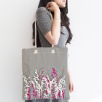 - Canta-5233gri-1 - Realhomes Gri Zeminde Fuşya Ve Beyaz Çiçek Tasarımlı Kumaş Plaj Çantası Realhomes