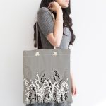 Gri Zeminde Beyaz Çiçek Motifli Özel Tasarım Kumaş Plaj Çantası Realhomes