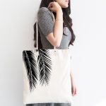 - Canta-5235-1 - Realhomes Siyah Beyaz Palmiye Yaprakları Dijital Baskılı Kumaş Plaj Çantası Realhomes