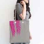 - Canta-5235fusya-1 - Realhomes Gri Zeminde Fuşya Palmiye Yaprakları Motifli Kumaş Plaj Çantası Realhomes