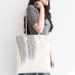 Beyaz Zeminde Gri Palmiye Yaprakları Özel Tasarım Kumaş Plaj Çantası Realhomes