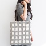 - Canta-5236gri-1 - Realhomes Gri Zeminde Geometrik Kare Motifli Kumaş Plaj Çantası Realhomes