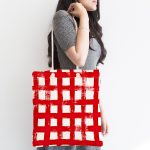 - Canta-5236kirmizi-1 - Realhomes Kırmızı Zeminde Geometrik Kare Motifli Kumaş Plaj Çantası Realhomes