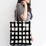 - Canta-5236siyah-1 - Realhomes Siyah Zeminde Geometrik Kare Motifli Kumaş Plaj Çantası Realhomes