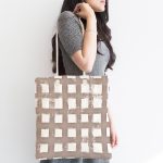 Vizon Zeminde Geometrik Kare Motifli Kumaş Plaj Çantası Realhomes