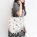- Canta-5238-1 - Realhomes Realhomes Siyah Çiçekler Üzerinde Kelebek Motifli Özel Tasarım Kumaş Plaj Çantası Realhomes
