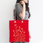 - Canta-5241-1 - Realhomes Kırmızı Zemin Üzerinde Çiçek Desenli Kumaş Plaj Çantası Realhomes