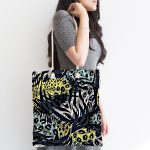 - Canta-5246-1 - Realhomes Siyah Zeminde Renkli Yaprak Motifli Özel Tasarım Kumaş Plaj Çantası Realhomes
