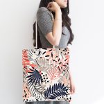 - Canta-5251-1 - Realhomes Beyaz Zeminde Renkli Yaprak Desenli Kumaş Plaj Çantası Realhomes