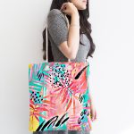 - Canta-5256-1 - Realhomes Mavi Zemin Üzerinde Pembe Yaprak Motifli Kumaş Plaj Çantası Realhomes