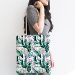 - Canta-5261-1 - Realhomes Benekli Zemin Üzerinde Yeşil Ve Pembe Yaprak Motifli Kumaş Plaj Çantası Realhomes